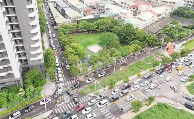 [新聞] 太崩潰！漢神洲際人潮＋中職開打 台中 - 棒球 - PTT.BEST 批踢踢爆文 2