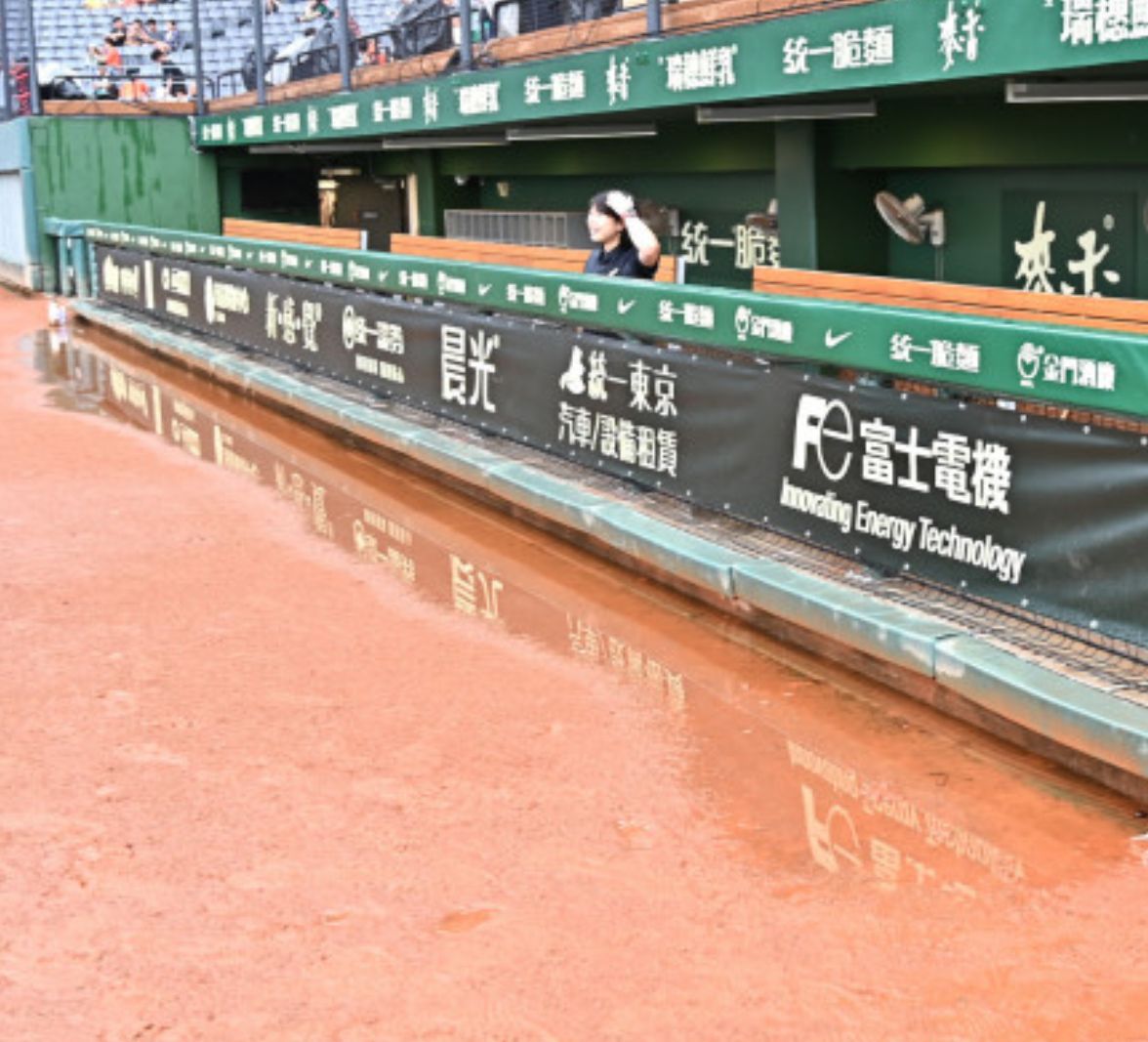 [新聞] 太扯！亞太成棒主球場又出包 雨後積水未 - 棒球 - PTT.BEST 批踢踢爆文 2