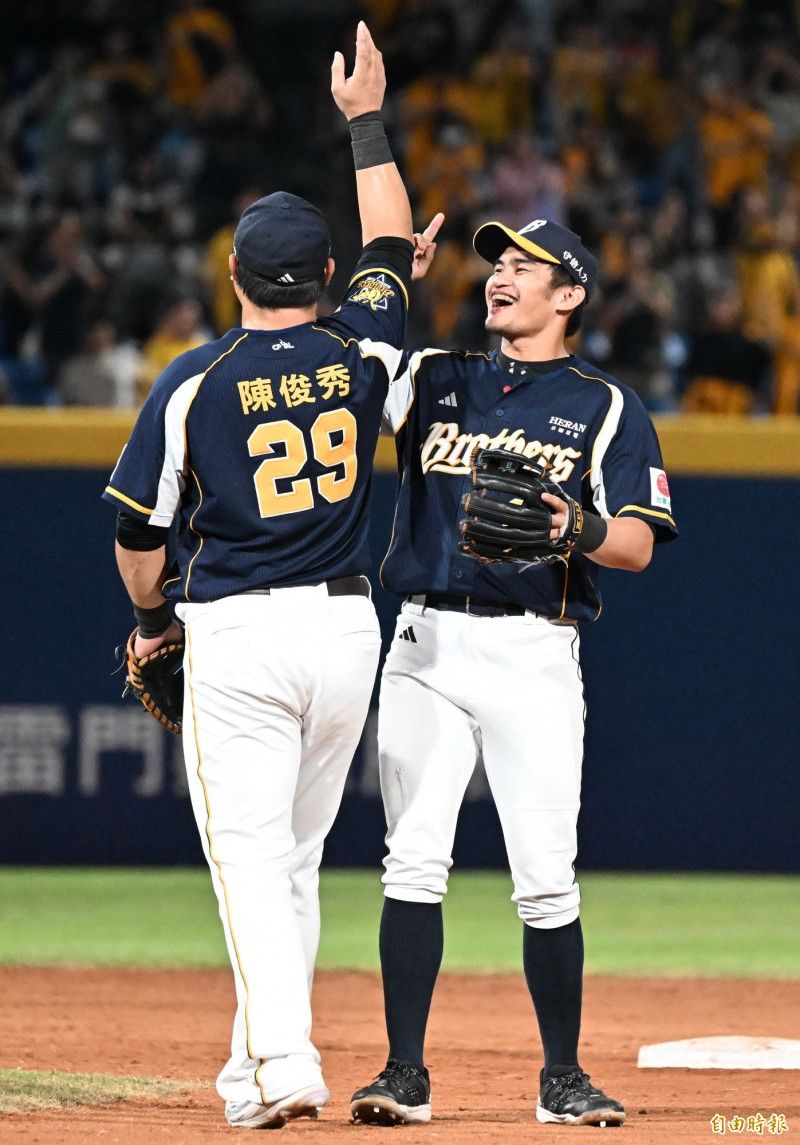 [新聞] 漏網鏡頭》中信兄弟岳東華贏球後親了他 - 棒球 - PTT.BEST 批踢踢爆文 3