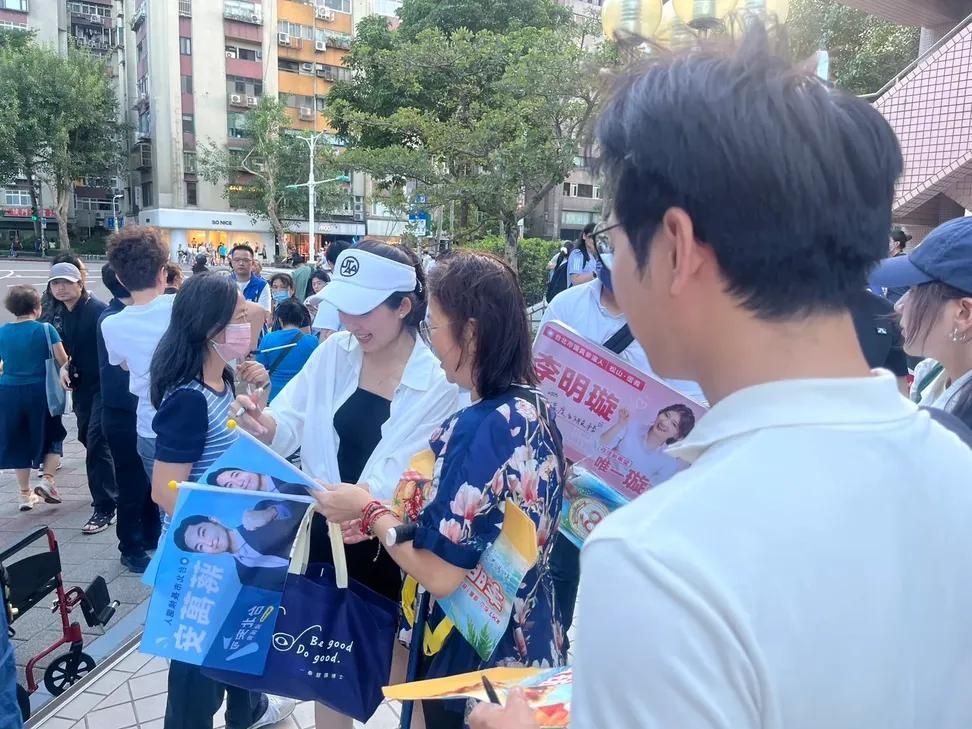 [討論] 李明璇跑到民進黨議員車掃加油點蹭人流 - 政黑 - PTT.BEST 批踢踢爆文