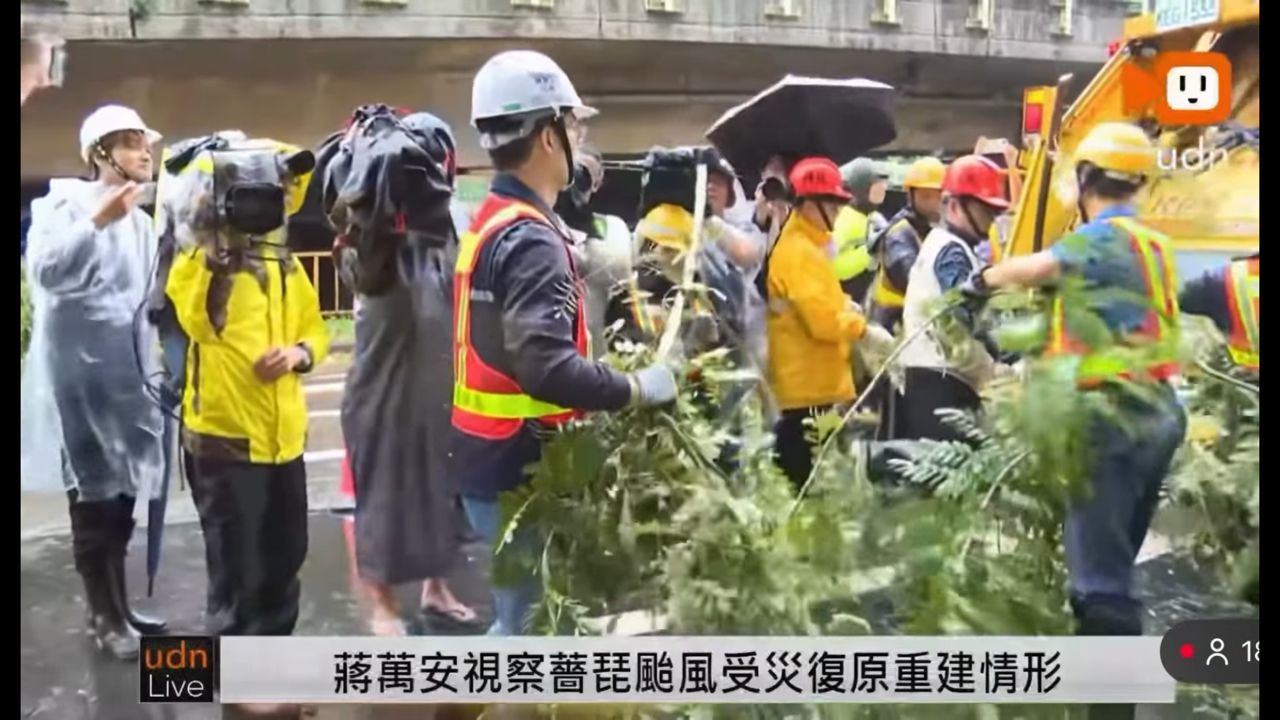 [討論] 蔣萬安又擺拍撿樹枝了？！ - 政黑 - PTT.BEST 批踢踢爆文 2
