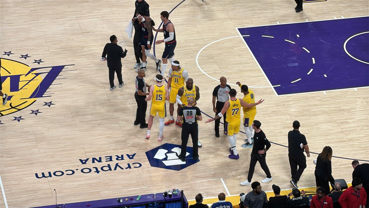 [情報] 快艇John Collins 頭部噴血傷退 - 美國職籃 - PTT.BEST 批踢踢爆文 2