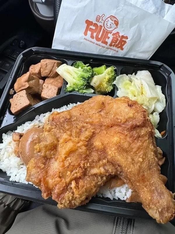 [新聞]館長暴怒了!1份便當賣200元挨轟「收割小草 - 政黑 - PTT.BEST 批踢踢爆文