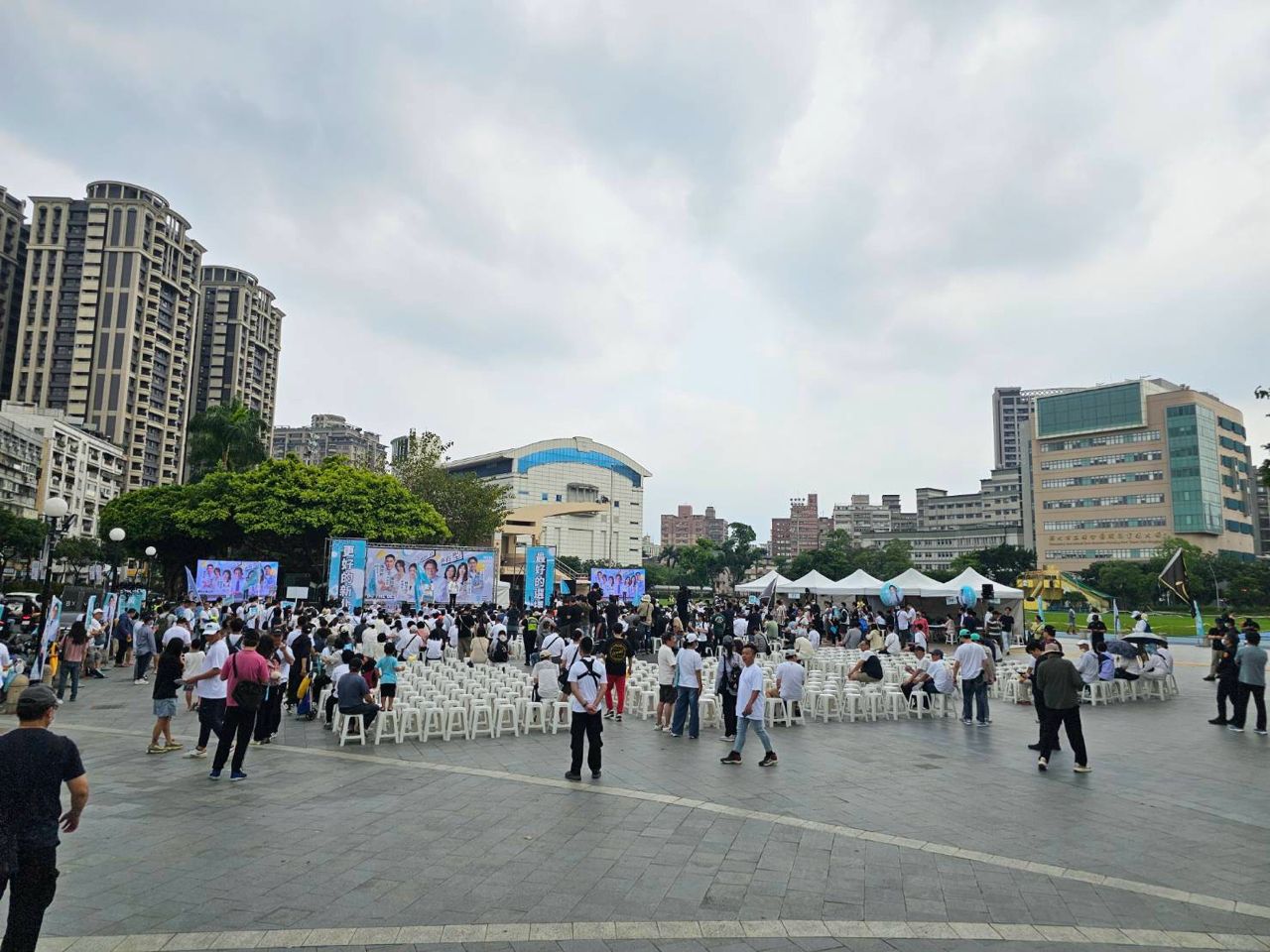 Re: [討論] 黃國昌新北造勢大會背影圖又來了 - 政黑 - PTT.BEST 批踢踢爆文 2