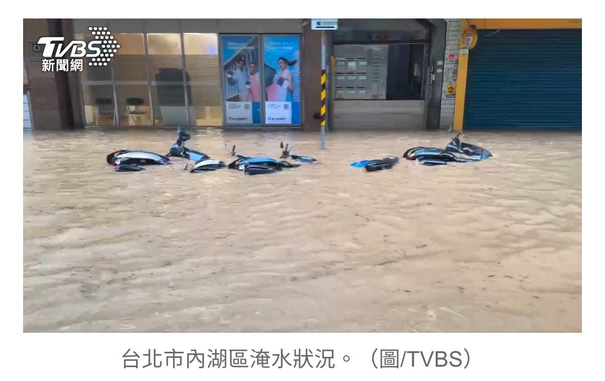 [新聞] 豪雨炸高雄！高中淹成「水世界」　民宅進 - 八卦 - PTT.BEST 批踢踢爆文