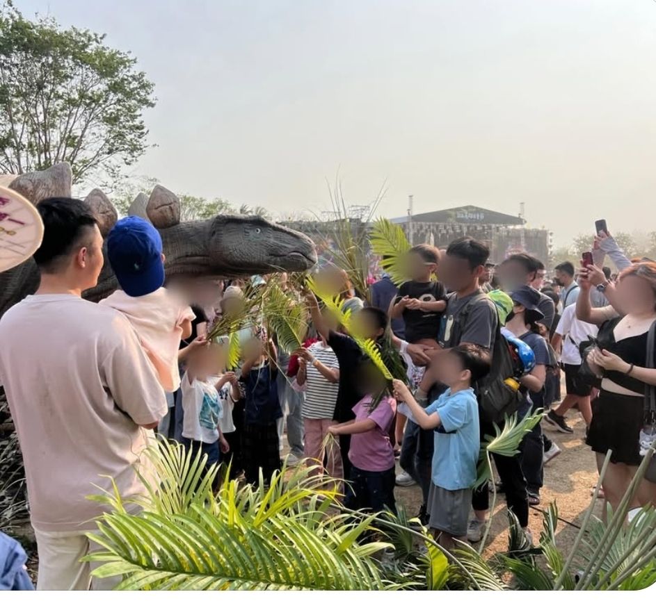 [問卦] 恐龍展 華人小孩直接拆造景餵恐龍？ - 八卦 - PTT.BEST 批踢踢爆文