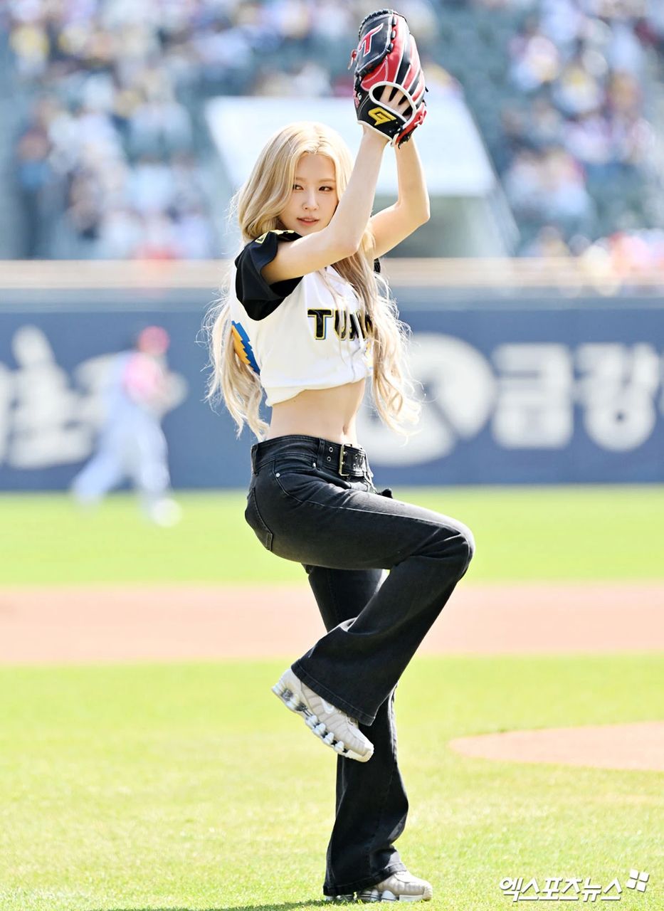 [分享] 曺薇娟—今日LG雙子開球嘉賓 - 棒球 - PTT.BEST 批踢踢爆文 2