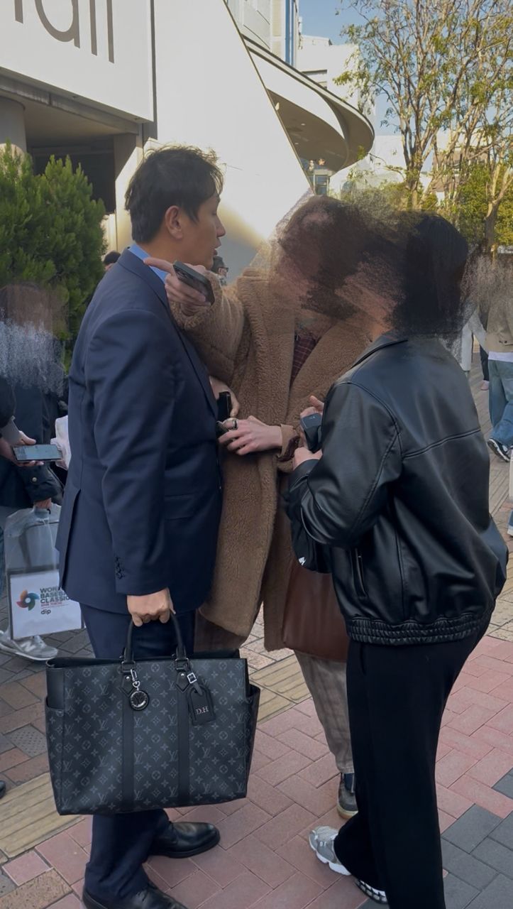 [分享] 經典賽後李大浩被日本球迷假摔逼簽名 - 棒球 - PTT.BEST 批踢踢爆文