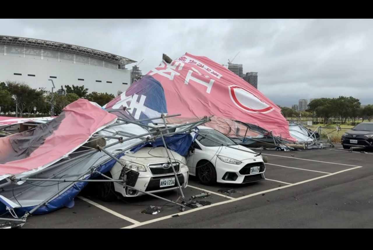 [討論] 江啟臣的巨型看板扛不住颱風壓壞好幾台車 - 政黑 - PTT.BEST 批踢踢爆文