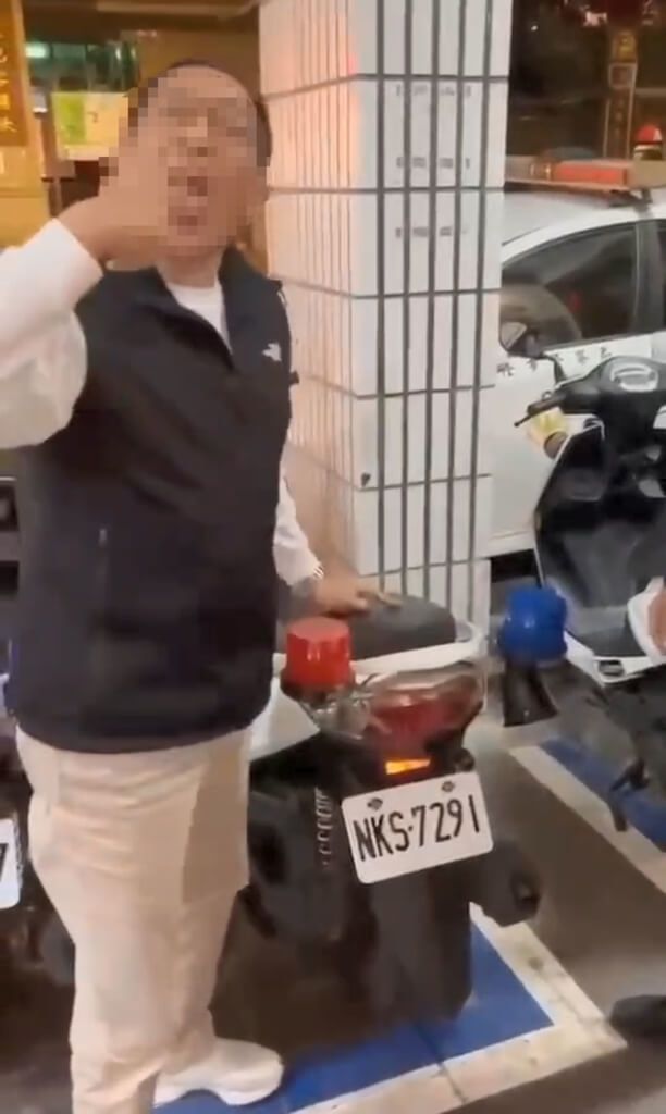 [新聞] 員警沒洗車 基隆所長洗完手指抹車牌吸吮 - 八卦 - PTT.BEST 批踢踢爆文