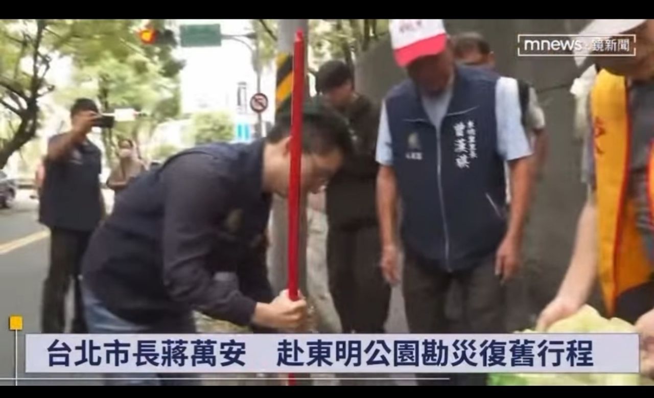 [討論] 萬安今天掃落葉，加分！！！ - 政黑 - PTT.BEST 批踢踢爆文