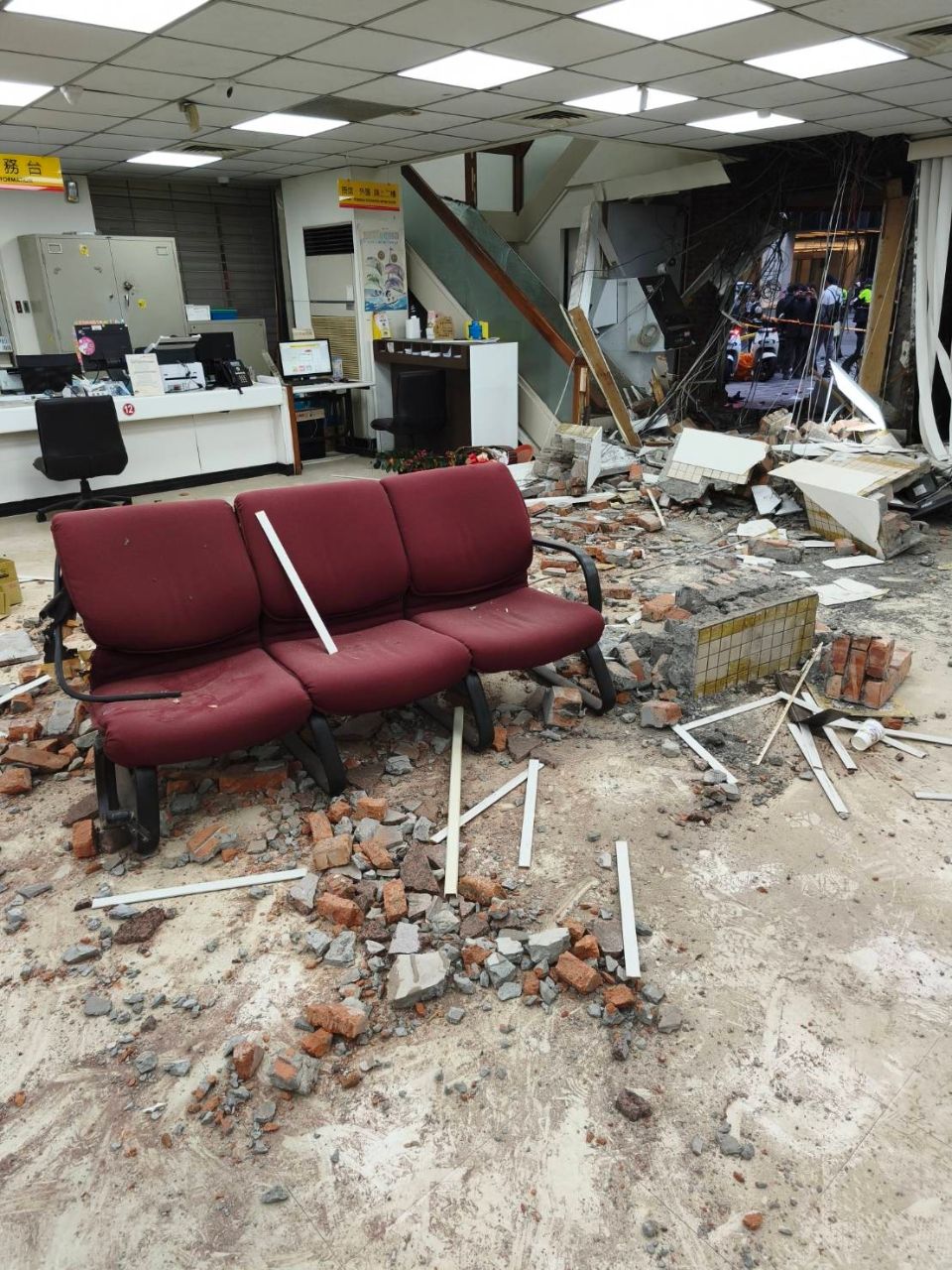 [新聞] 三立採訪車衝撞銀行！2傷者送台大醫院 - 八卦 - PTT.BEST 批踢踢爆文