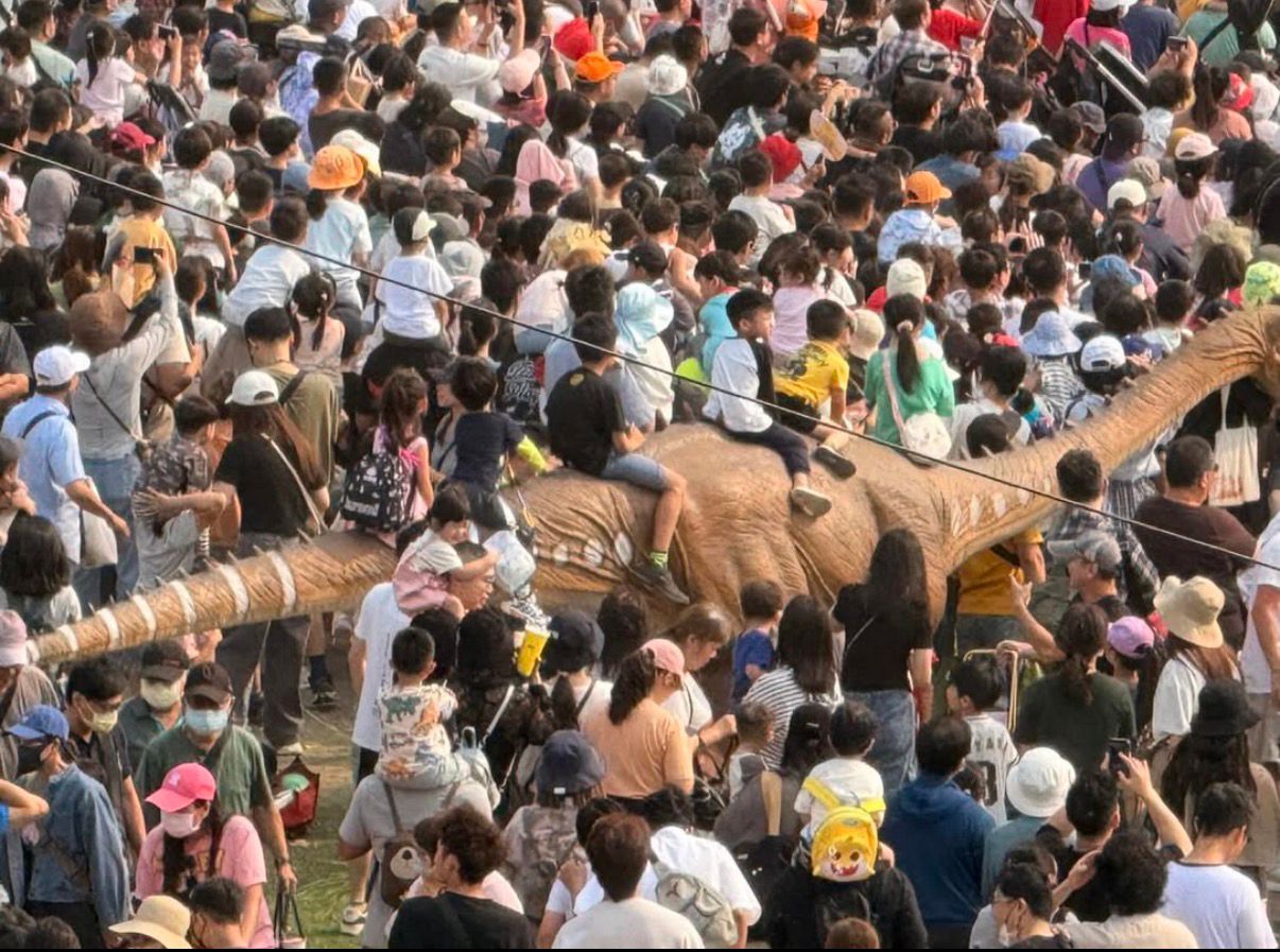 [問卦] 活動第一天衛武營恐龍就快斷了？ - 八卦 - PTT.BEST 批踢踢爆文 2