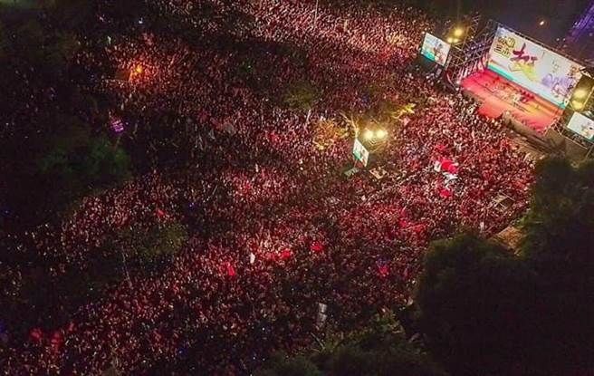 [討論] 綠粉是有8年前韓總的岡山造勢圖嗎？ - 政黑 - PTT.BEST 批踢踢爆文