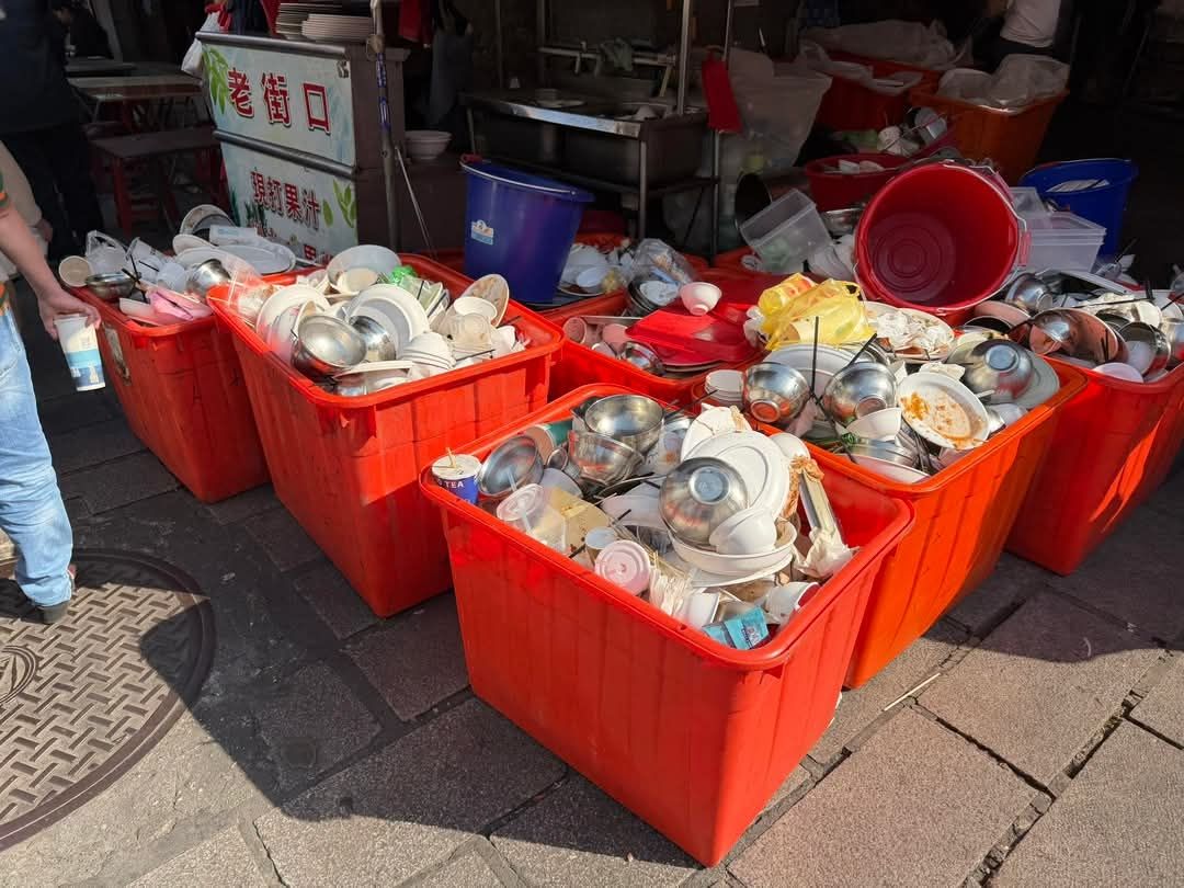 [問卦]網爆：安平老街知名老店 碗盤垃圾堆成山 - 八卦 - PTT.BEST 批踢踢爆文