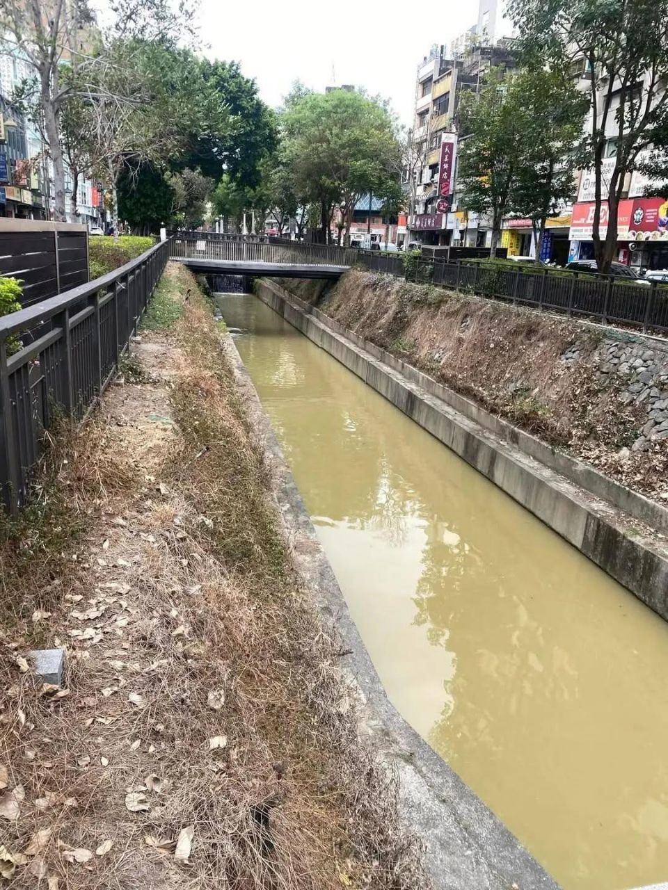 [新聞] 直擊！台中垃圾車「餿水倒水溝」 整條街 - 政黑 - PTT.BEST 批踢踢爆文 3