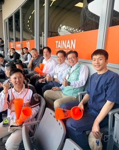 [新聞] 看棒球沒訊號！曝賴清德隨行手機打不通 - 棒球 - PTT.BEST 批踢踢爆文 2