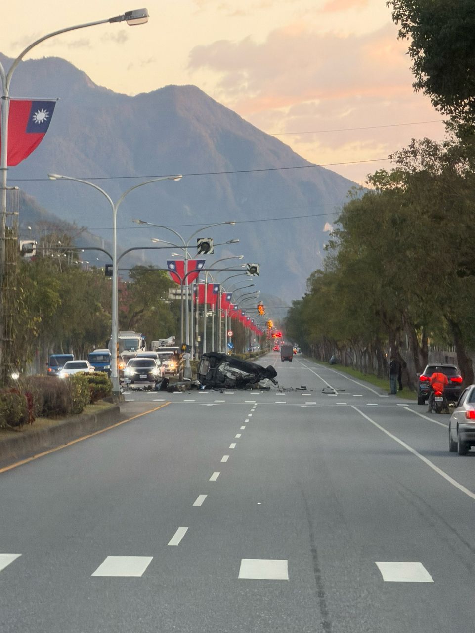 [新聞] 高速自撞「引擎噴飛」解體　花蓮憲兵不治 - 汽車 - PTT.BEST 批踢踢爆文