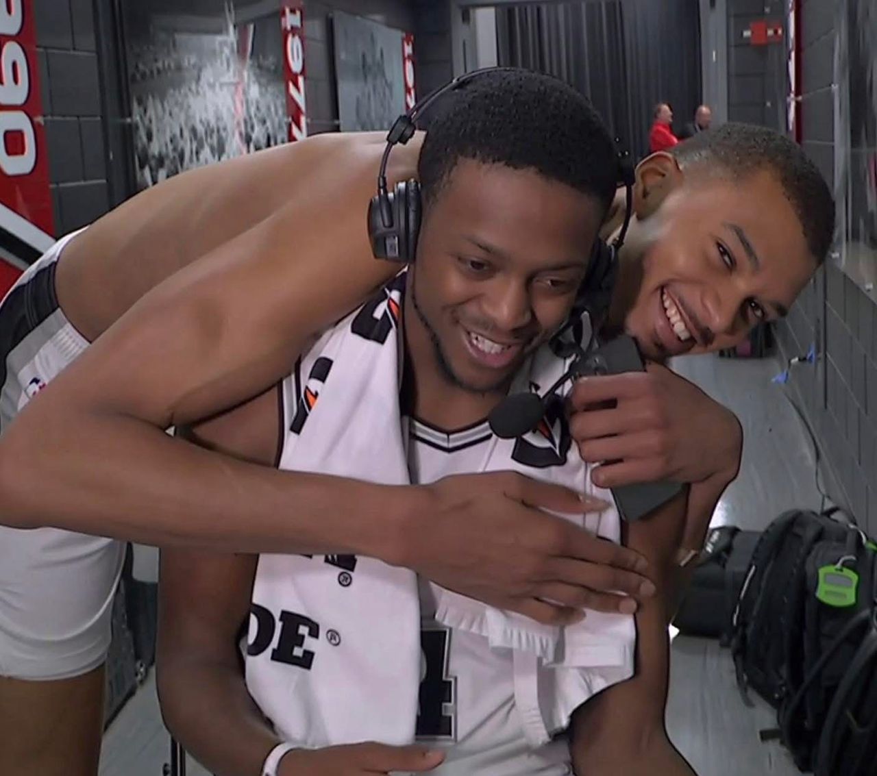 [花邊] 斑馬裸上身亂入採訪 - 美國職籃 - PTT.BEST 批踢踢爆文