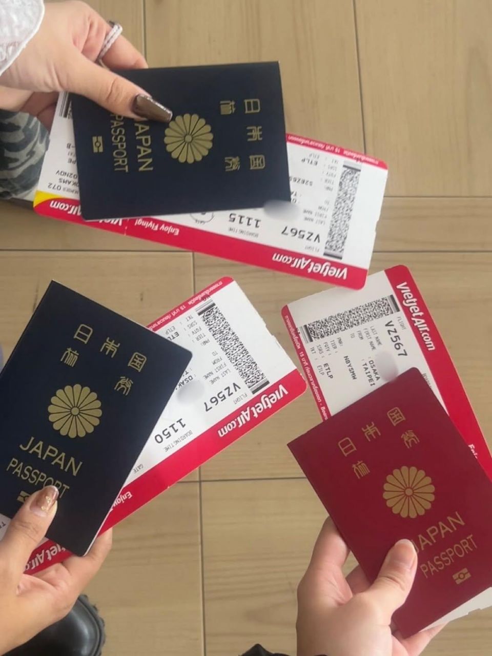 [問卦] 為什麼日本國護照有的黑有的紅