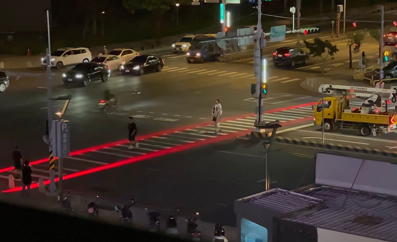 [問卦] 好酷喔！台南的十字路口出現新東西 - 八卦 - PTT.BEST 批踢踢爆文