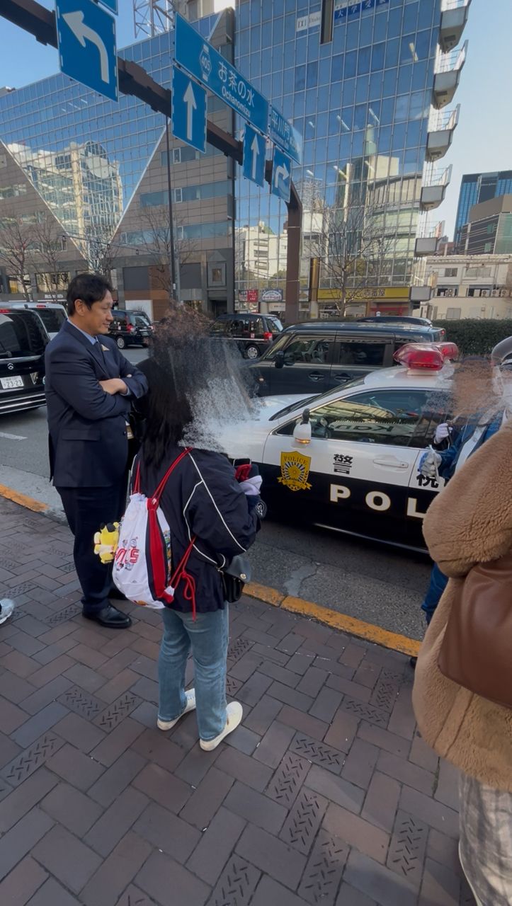 [分享] 經典賽後李大浩被日本球迷假摔逼簽名 - 棒球 - PTT.BEST 批踢踢爆文 2