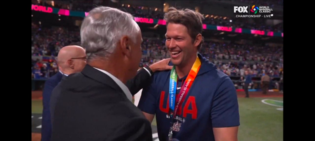 [分享] Kershaw 笑著接受頒獎 - 棒球 - PTT.BEST 批踢踢爆文 2