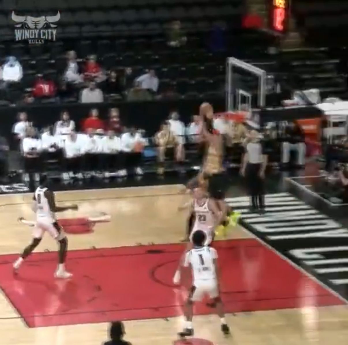 [花邊] 河村空拋Mcclung背身灌籃 - 美國職籃 - PTT.BEST 批踢踢爆文