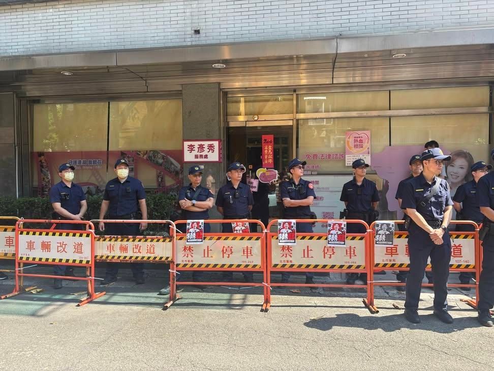 [討論] 李彥秀服務處大批員警維安 - 政黑 - PTT.BEST 批踢踢爆文