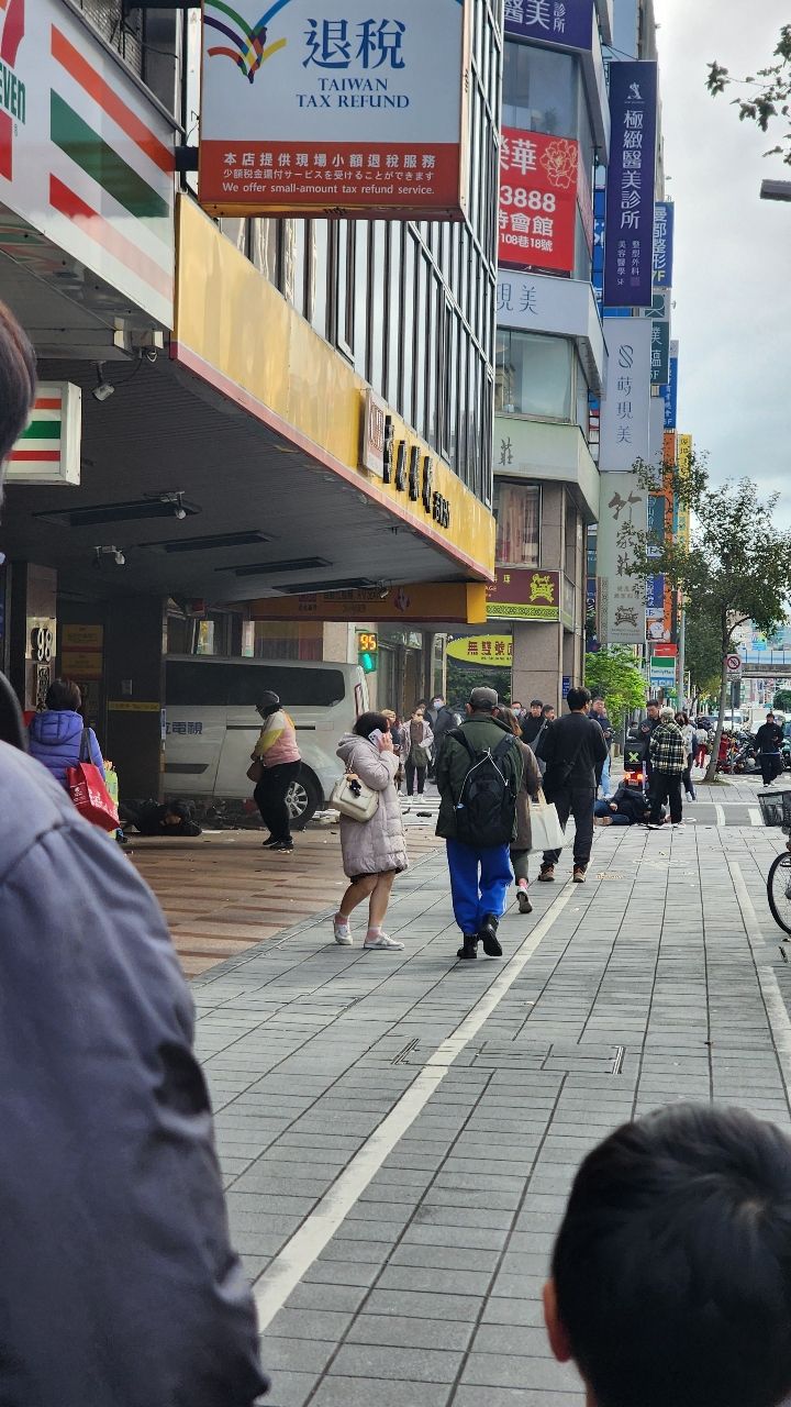 [爆卦] 南京東路一江街口 汽車撞進銀行 - 八卦 - PTT.BEST 批踢踢爆文 2