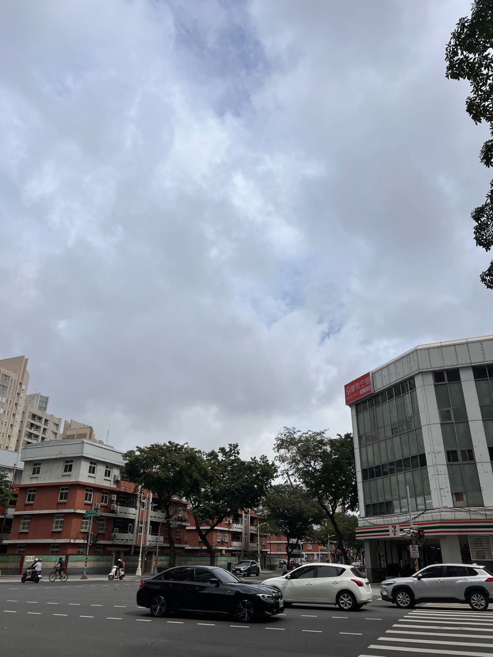 [問卦] 高雄沒什麼風雨耶，也在放颱風假？？？ - 八卦 - PTT.BEST 批踢踢爆文