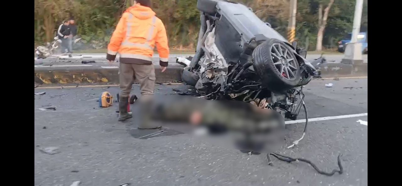 [新聞] 高速自撞「引擎噴飛」解體　花蓮憲兵不治 - 汽車 - PTT.BEST 批踢踢爆文 2