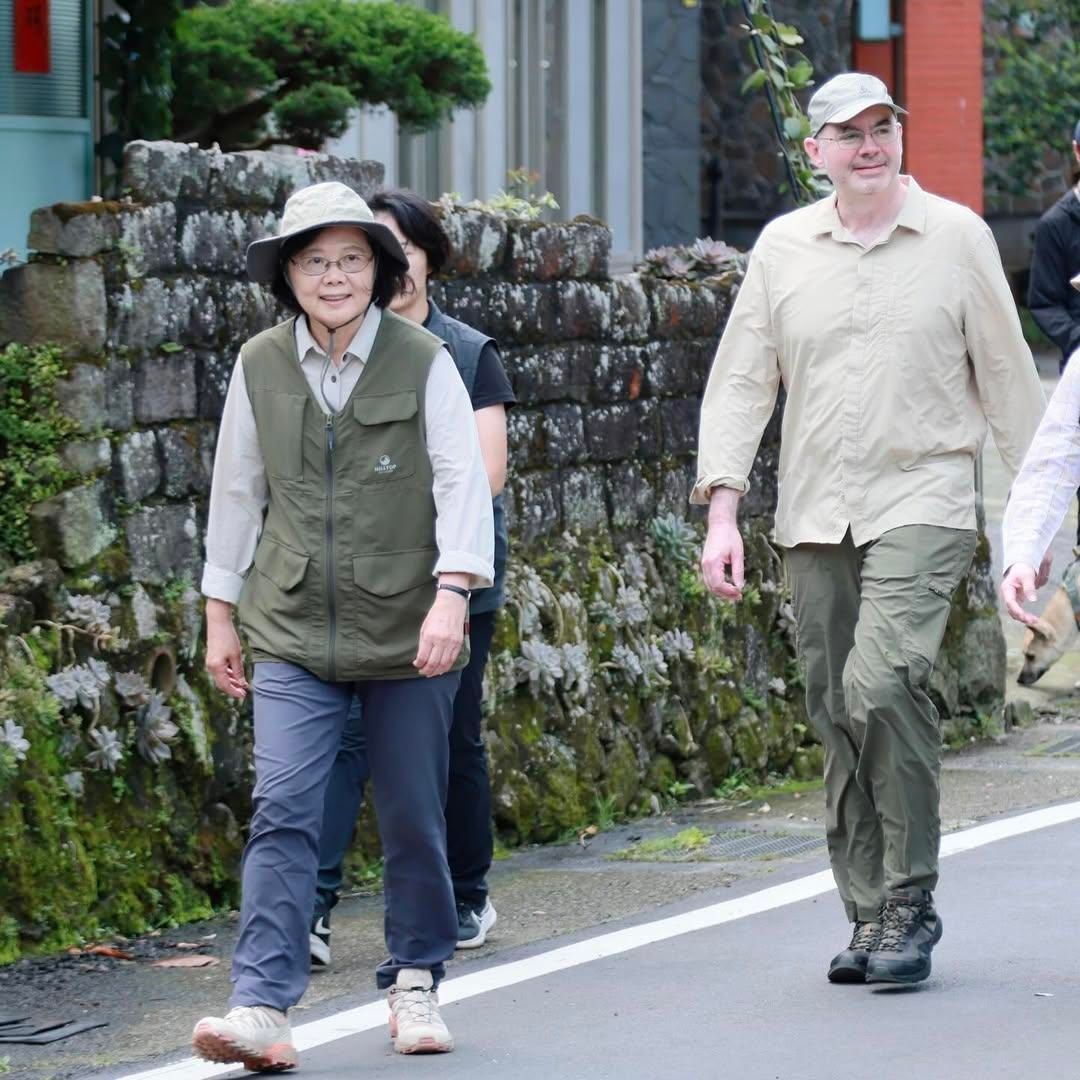 [討論] 蔡英文跟谷立言一起去爬山 - 政黑 - PTT.BEST 批踢踢爆文