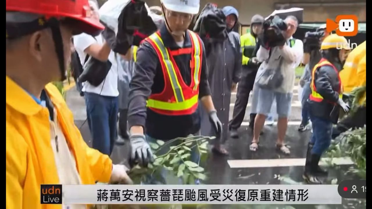 [討論] 蔣萬安又擺拍撿樹枝了？！ - 政黑 - PTT.BEST 批踢踢爆文